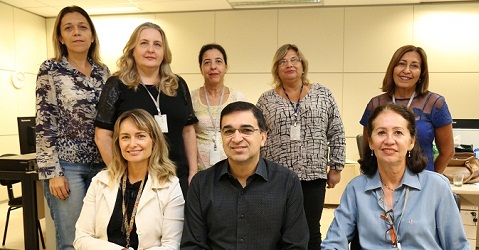 Equipe do TCEMG  responsável pela auditoria coordenada do TCU. Da esq. p/ dir,: Glaucia Santiago, Jamir Reis, Agnes Rosa, Júnia Duarte e Rosely Mendes. Sentados: Luciana Menicucci - coordenadora; Ryan Pereira- coordenador e Izabel Correa  (Foto: Karina Coutinho)